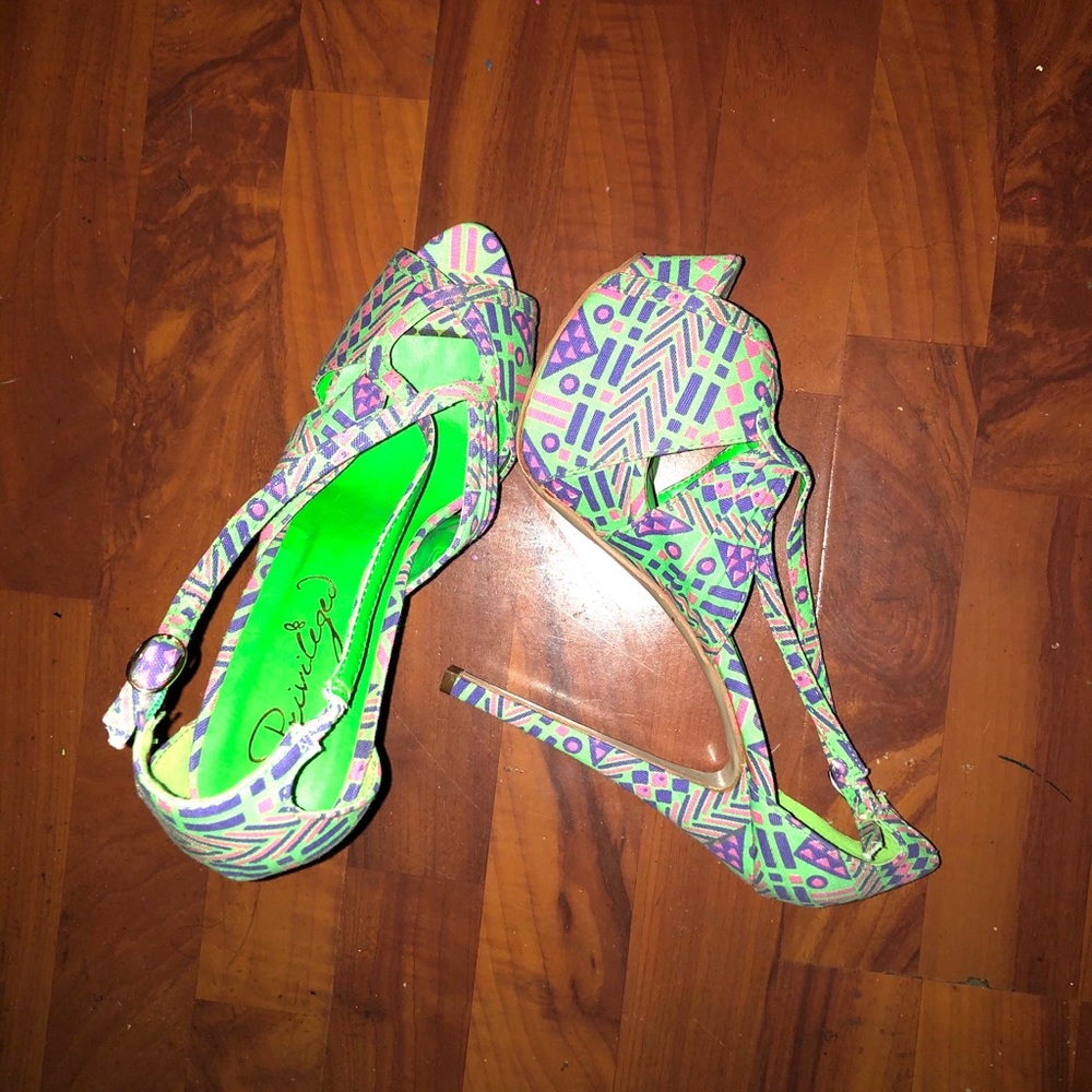 Retro funky pumps